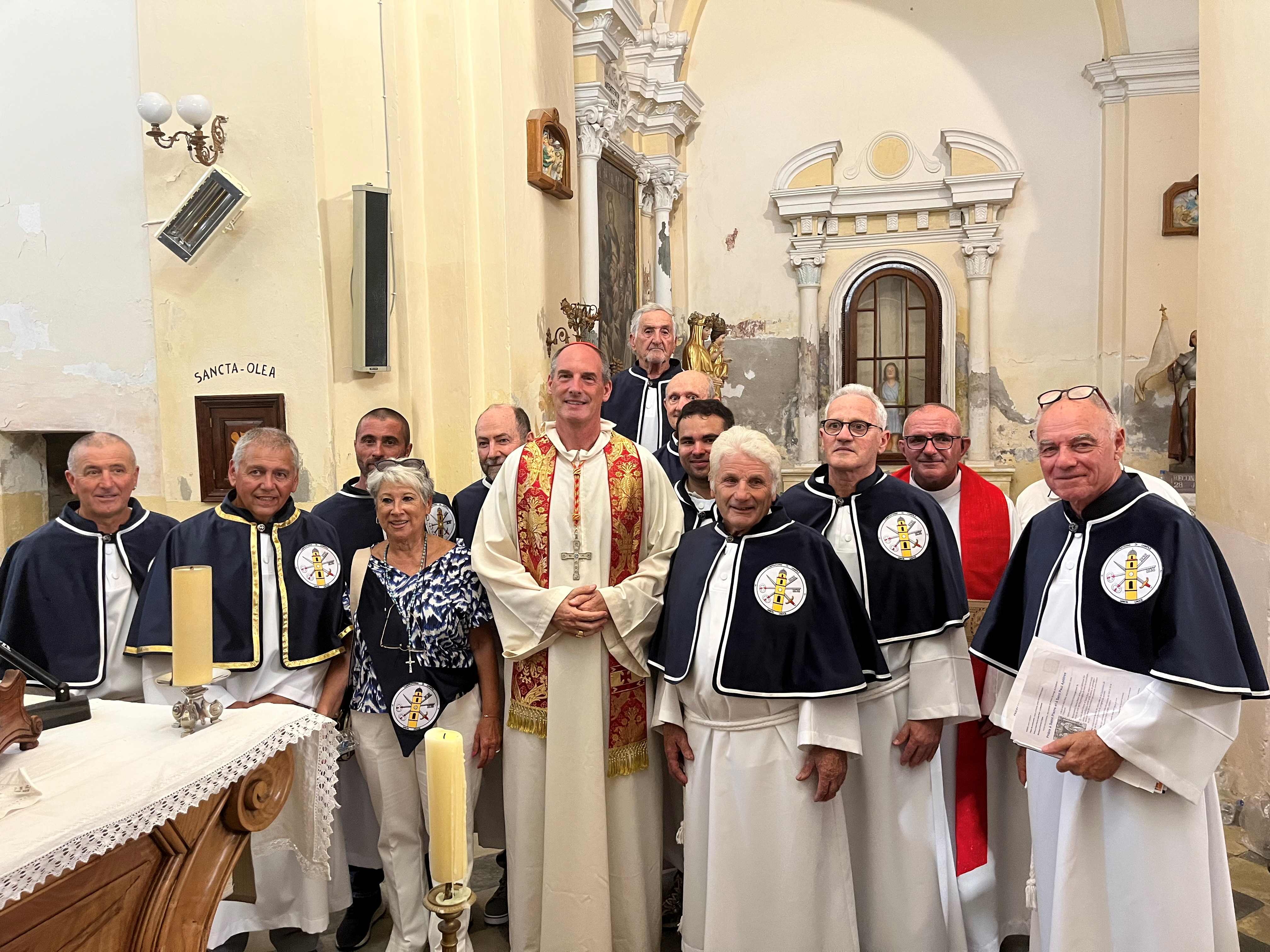  CAMPILE - Son excellence le cardinal  François BUSTILLO INTRONISE A CAMPILE LA CONFRERIE « SANTA CROCE « 